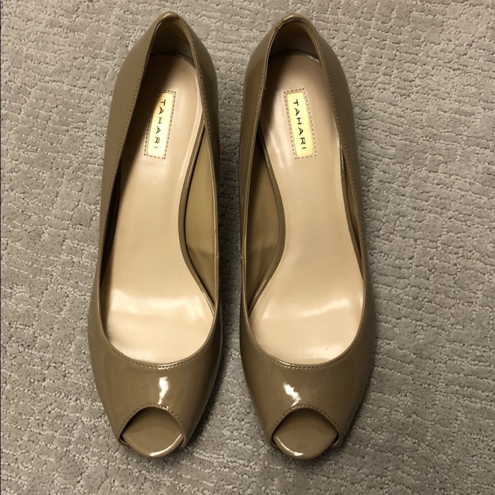 Tahari Like New Nude Heels